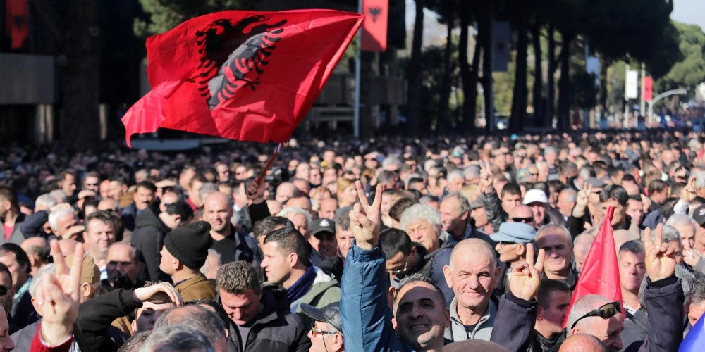 Βράζουν τα Βαλκάνια! Μεγάλη αντικυβερνητική διαδήλωση στην Αλβανία ζητώντας την παραίτηση του Έντι Ράμα
